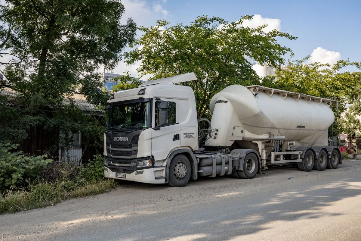 Cement bulker truck